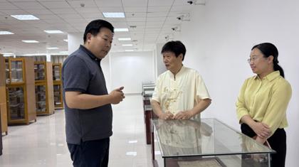 天津大学张加万教授莅临我校开展民族古籍保护与活化利用研讨交流