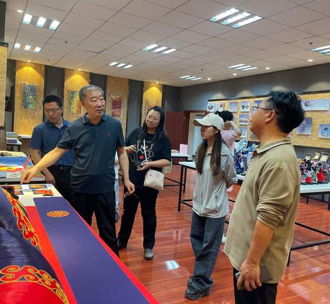 山西省省委宣传部原副部长，文化厅原厅长张明亮一行到贵州民族大学多彩贵州文化协同创新中心调研指导